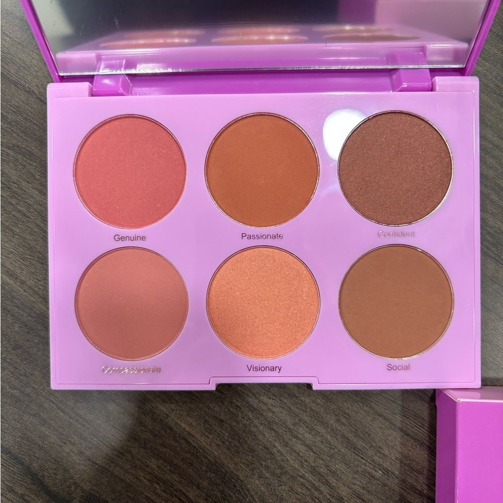 RealHer Blush Palette - 6 large pans of blush in coral, peach, dark  NWT $8